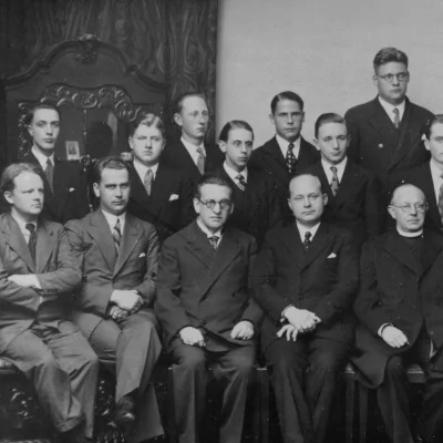 Gruppenbild mit Theodor Pfeiffer (vordere Reihe Mitte); Studenten und Lehrkörper der katholischen Kirchenmusikschule „Gregoriushaus“ in Aachen